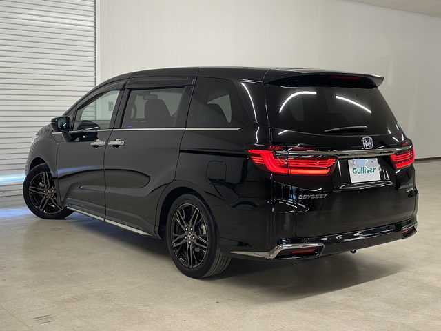 ホンダ オデッセイ ハイブリッド e:HEVアブソルート EX 熊本県 2021(令3)年 4.6万km プレミアムスパークルブラックパール 純正10インチナビ/(フルセグ/CD/DVD/Bluetooth)/(ギャザズ/VXU-217DYi)/前席パワーシート/前席シートヒーター/全方位カメラ/レーダークルーズコントロール/11.6インチフリップダウンモニター/ブラインドスポットモニター/衝突被害軽減システム/レーンキープアシスト/前後コーナーセンサー/電動パーキングブレーキ/オートブレーキホールド/LEDヘットライト＆フォグランプ/オートライト/革巻きステアリング/ステアリングスイッチ/ETC2.0/前後ドライブレコーダー/両側パワースライドドア/オットマン/スマートキー/プッシュスタート/ドアバイザー/純正フロアマット/純正18インチアルミホイール/W＋サイド＆カーテンSRS＋ABS