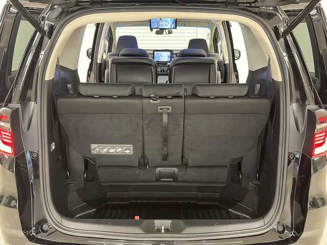 ホンダ オデッセイ ハイブリッド e:HEVアブソルート EX 熊本県 2021(令3)年 4.6万km プレミアムスパークルブラックパール 純正10インチナビ/(フルセグ/CD/DVD/Bluetooth)/(ギャザズ/VXU-217DYi)/前席パワーシート/前席シートヒーター/全方位カメラ/レーダークルーズコントロール/11.6インチフリップダウンモニター/ブラインドスポットモニター/衝突被害軽減システム/レーンキープアシスト/前後コーナーセンサー/電動パーキングブレーキ/オートブレーキホールド/LEDヘットライト＆フォグランプ/オートライト/革巻きステアリング/ステアリングスイッチ/ETC2.0/前後ドライブレコーダー/両側パワースライドドア/オットマン/スマートキー/プッシュスタート/ドアバイザー/純正フロアマット/純正18インチアルミホイール/W＋サイド＆カーテンSRS＋ABS