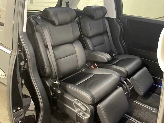 ホンダ オデッセイ ハイブリッド e:HEVアブソルート EX 熊本県 2021(令3)年 4.6万km プレミアムスパークルブラックパール 純正10インチナビ/(フルセグ/CD/DVD/Bluetooth)/(ギャザズ/VXU-217DYi)/前席パワーシート/前席シートヒーター/全方位カメラ/レーダークルーズコントロール/11.6インチフリップダウンモニター/ブラインドスポットモニター/衝突被害軽減システム/レーンキープアシスト/前後コーナーセンサー/電動パーキングブレーキ/オートブレーキホールド/LEDヘットライト＆フォグランプ/オートライト/革巻きステアリング/ステアリングスイッチ/ETC2.0/前後ドライブレコーダー/両側パワースライドドア/オットマン/スマートキー/プッシュスタート/ドアバイザー/純正フロアマット/純正18インチアルミホイール/W＋サイド＆カーテンSRS＋ABS