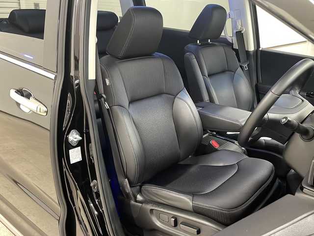 ホンダ オデッセイ ハイブリッド e:HEVアブソルート EX 熊本県 2021(令3)年 4.6万km プレミアムスパークルブラックパール 純正10インチナビ/(フルセグ/CD/DVD/Bluetooth)/(ギャザズ/VXU-217DYi)/前席パワーシート/前席シートヒーター/全方位カメラ/レーダークルーズコントロール/11.6インチフリップダウンモニター/ブラインドスポットモニター/衝突被害軽減システム/レーンキープアシスト/前後コーナーセンサー/電動パーキングブレーキ/オートブレーキホールド/LEDヘットライト＆フォグランプ/オートライト/革巻きステアリング/ステアリングスイッチ/ETC2.0/前後ドライブレコーダー/両側パワースライドドア/オットマン/スマートキー/プッシュスタート/ドアバイザー/純正フロアマット/純正18インチアルミホイール/W＋サイド＆カーテンSRS＋ABS