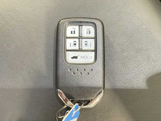 ホンダ オデッセイ ハイブリッド e:HEVアブソルート EX 熊本県 2021(令3)年 4.6万km プレミアムスパークルブラックパール 純正10インチナビ/(フルセグ/CD/DVD/Bluetooth)/(ギャザズ/VXU-217DYi)/前席パワーシート/前席シートヒーター/全方位カメラ/レーダークルーズコントロール/11.6インチフリップダウンモニター/ブラインドスポットモニター/衝突被害軽減システム/レーンキープアシスト/前後コーナーセンサー/電動パーキングブレーキ/オートブレーキホールド/LEDヘットライト＆フォグランプ/オートライト/革巻きステアリング/ステアリングスイッチ/ETC2.0/前後ドライブレコーダー/両側パワースライドドア/オットマン/スマートキー/プッシュスタート/ドアバイザー/純正フロアマット/純正18インチアルミホイール/W＋サイド＆カーテンSRS＋ABS