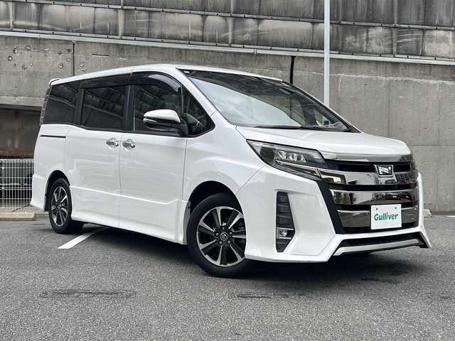 トヨタ ノア Si ダブルバイビー 愛知県 2018(平30)年 4.1万km ホワイトパールクリスタルシャイン 社外ナビ(ALPINE製)/フルセグTV・CD・DVD・SD・Bluetooth・HDMI・USB/バックカメラ/社外フリップダウンモニター(ALPINE製)/両側パワースライドドア/純正17インチAW/バックカメラ/スーパーキャット製レーダー探知機/ビルドインETC/前後ドライブレコーダー/クルーズコントロール/レーンディパーチャーアラート/プリクラッシュセーフティ/LEDヘッドライト/フォグライト/オートライト/オートハイビーム/横滑り防止機能/純正フロアマット/純正ドアバイザー/ステアリングスイッチ/アイドリングストップ/ISOFIX/スマートキー/プッシュスタート/保証書/取扱説明書/点検整備記録簿R3 R5 R7