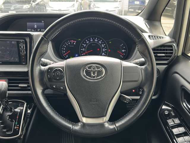 トヨタ ノア Si ダブルバイビー 愛知県 2018(平30)年 4.1万km ホワイトパールクリスタルシャイン 社外ナビ(ALPINE製)/フルセグTV・CD・DVD・SD・Bluetooth・HDMI・USB/バックカメラ/社外フリップダウンモニター(ALPINE製)/両側パワースライドドア/純正17インチAW/バックカメラ/スーパーキャット製レーダー探知機/ビルドインETC/前後ドライブレコーダー/クルーズコントロール/レーンディパーチャーアラート/プリクラッシュセーフティ/LEDヘッドライト/フォグライト/オートライト/オートハイビーム/横滑り防止機能/純正フロアマット/純正ドアバイザー/ステアリングスイッチ/アイドリングストップ/ISOFIX/スマートキー/プッシュスタート/保証書/取扱説明書/点検整備記録簿R3 R5 R7