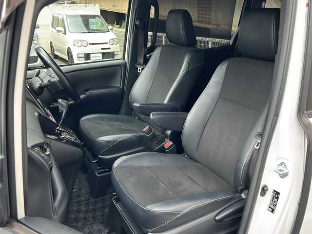 トヨタ ノア Si ダブルバイビー 愛知県 2018(平30)年 4.1万km ホワイトパールクリスタルシャイン 社外ナビ(ALPINE製)/フルセグTV・CD・DVD・SD・Bluetooth・HDMI・USB/バックカメラ/社外フリップダウンモニター(ALPINE製)/両側パワースライドドア/純正17インチAW/バックカメラ/スーパーキャット製レーダー探知機/ビルドインETC/前後ドライブレコーダー/クルーズコントロール/レーンディパーチャーアラート/プリクラッシュセーフティ/LEDヘッドライト/フォグライト/オートライト/オートハイビーム/横滑り防止機能/純正フロアマット/純正ドアバイザー/ステアリングスイッチ/アイドリングストップ/ISOFIX/スマートキー/プッシュスタート/保証書/取扱説明書/点検整備記録簿R3 R5 R7
