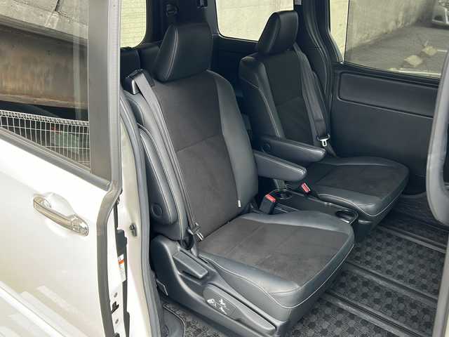 トヨタ ノア Si ダブルバイビー 愛知県 2018(平30)年 4.1万km ホワイトパールクリスタルシャイン 社外ナビ(ALPINE製)/フルセグTV・CD・DVD・SD・Bluetooth・HDMI・USB/バックカメラ/社外フリップダウンモニター(ALPINE製)/両側パワースライドドア/純正17インチAW/バックカメラ/スーパーキャット製レーダー探知機/ビルドインETC/前後ドライブレコーダー/クルーズコントロール/レーンディパーチャーアラート/プリクラッシュセーフティ/LEDヘッドライト/フォグライト/オートライト/オートハイビーム/横滑り防止機能/純正フロアマット/純正ドアバイザー/ステアリングスイッチ/アイドリングストップ/ISOFIX/スマートキー/プッシュスタート/保証書/取扱説明書/点検整備記録簿R3 R5 R7