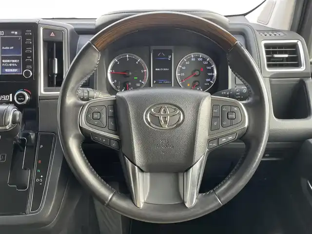 トヨタ グランエース プレミアム 群馬県 2020(令2)年 7.6万km シルバーM トヨタセーフティセンス/・プリクラッシュセーフティ/・レーダークルーズコントロール/・ハイビームアシスト/・レーンディパーチャーアラート/・ブラインドスポットモニター/・パーキングセンサー/・ロードサインアシスト/・パーキングサポートブレーキ/純正8型ディスプレイオーディオ（地図有）/　　Bluetooth/フルセグ/CD/DVD/    USB/Miracast/FM/AM/　  AppleCarPlay/AndroidAuto/パノラミックビューモニター/12.1型フリップダウンモニター/ベージュレザーシート/両側パワースライドドア/バックドアオートクロージャー/全席パワーシート/全席シートヒーター/デジタルインナーミラー/オートLEDヘッドライト/ドライブレコーダー/スマートキー2本/ビルドインETC2.0