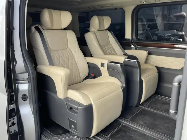トヨタ グランエース プレミアム 群馬県 2020(令2)年 7.6万km シルバーM トヨタセーフティセンス/・プリクラッシュセーフティ/・レーダークルーズコントロール/・ハイビームアシスト/・レーンディパーチャーアラート/・ブラインドスポットモニター/・パーキングセンサー/・ロードサインアシスト/・パーキングサポートブレーキ/純正8型ディスプレイオーディオ（地図有）/　　Bluetooth/フルセグ/CD/DVD/    USB/Miracast/FM/AM/　  AppleCarPlay/AndroidAuto/パノラミックビューモニター/12.1型フリップダウンモニター/ベージュレザーシート/両側パワースライドドア/バックドアオートクロージャー/全席パワーシート/全席シートヒーター/デジタルインナーミラー/オートLEDヘッドライト/ドライブレコーダー/スマートキー2本/ビルドインETC2.0