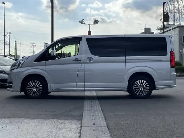 トヨタ グランエース プレミアム 群馬県 2020(令2)年 7.6万km シルバーM トヨタセーフティセンス/・プリクラッシュセーフティ/・レーダークルーズコントロール/・ハイビームアシスト/・レーンディパーチャーアラート/・ブラインドスポットモニター/・パーキングセンサー/・ロードサインアシスト/・パーキングサポートブレーキ/純正8型ディスプレイオーディオ（地図有）/　　Bluetooth/フルセグ/CD/DVD/    USB/Miracast/FM/AM/　  AppleCarPlay/AndroidAuto/パノラミックビューモニター/12.1型フリップダウンモニター/ベージュレザーシート/両側パワースライドドア/バックドアオートクロージャー/全席パワーシート/全席シートヒーター/デジタルインナーミラー/オートLEDヘッドライト/ドライブレコーダー/スマートキー2本/ビルドインETC2.0