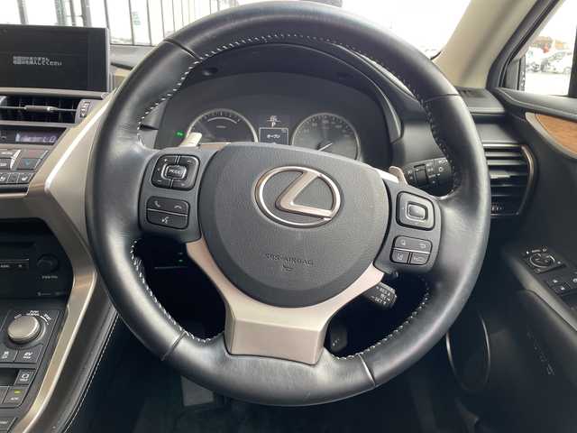 レクサス ＮＸ 300h バージョンL 愛知県 2016(平28)年 3.1万km ソニッククォーツ 純正ナビ/三眼LEDヘッドライト/全方位カメラ/レーダークルーズコントロール/シートヒーター/エアシート/バックカメラ/電動リアゲート/パワーシート/ヘッドアップディスプレイ/コーナーセンサー/純正アルミホイール/ETC2.0/ブラインドスポットモニター/パドルシフト/ステアリングヒーター/オートマチックハイビーム/衝突軽減システム/フルセグ/CD DVD/Bluetooth/ステアリングスイッチ/スマートキー/プッシュスタート
