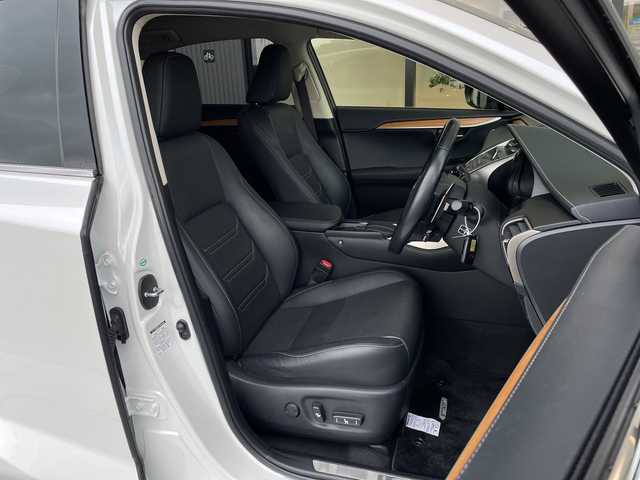 レクサス ＮＸ 300h バージョンL 愛知県 2016(平28)年 3.1万km ソニッククォーツ 純正ナビ/三眼LEDヘッドライト/全方位カメラ/レーダークルーズコントロール/シートヒーター/エアシート/バックカメラ/電動リアゲート/パワーシート/ヘッドアップディスプレイ/コーナーセンサー/純正アルミホイール/ETC2.0/ブラインドスポットモニター/パドルシフト/ステアリングヒーター/オートマチックハイビーム/衝突軽減システム/フルセグ/CD DVD/Bluetooth/ステアリングスイッチ/スマートキー/プッシュスタート