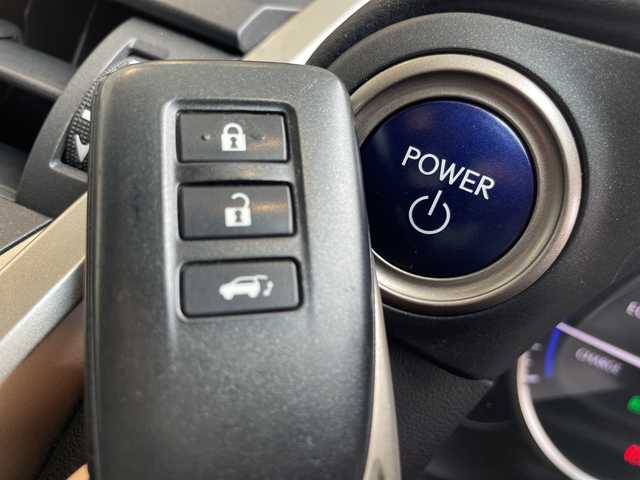 レクサス ＮＸ 300h バージョンL 愛知県 2016(平28)年 3.1万km ソニッククォーツ 純正ナビ/三眼LEDヘッドライト/全方位カメラ/レーダークルーズコントロール/シートヒーター/エアシート/バックカメラ/電動リアゲート/パワーシート/ヘッドアップディスプレイ/コーナーセンサー/純正アルミホイール/ETC2.0/ブラインドスポットモニター/パドルシフト/ステアリングヒーター/オートマチックハイビーム/衝突軽減システム/フルセグ/CD DVD/Bluetooth/ステアリングスイッチ/スマートキー/プッシュスタート