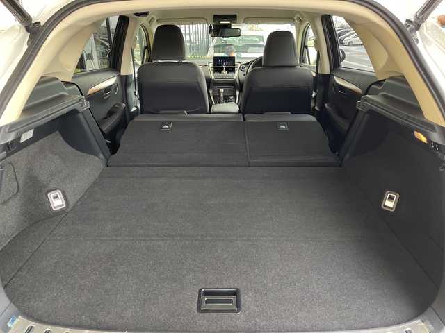 レクサス ＮＸ 300h バージョンL 愛知県 2016(平28)年 3.1万km ソニッククォーツ 純正ナビ/三眼LEDヘッドライト/全方位カメラ/レーダークルーズコントロール/シートヒーター/エアシート/バックカメラ/電動リアゲート/パワーシート/ヘッドアップディスプレイ/コーナーセンサー/純正アルミホイール/ETC2.0/ブラインドスポットモニター/パドルシフト/ステアリングヒーター/オートマチックハイビーム/衝突軽減システム/フルセグ/CD DVD/Bluetooth/ステアリングスイッチ/スマートキー/プッシュスタート