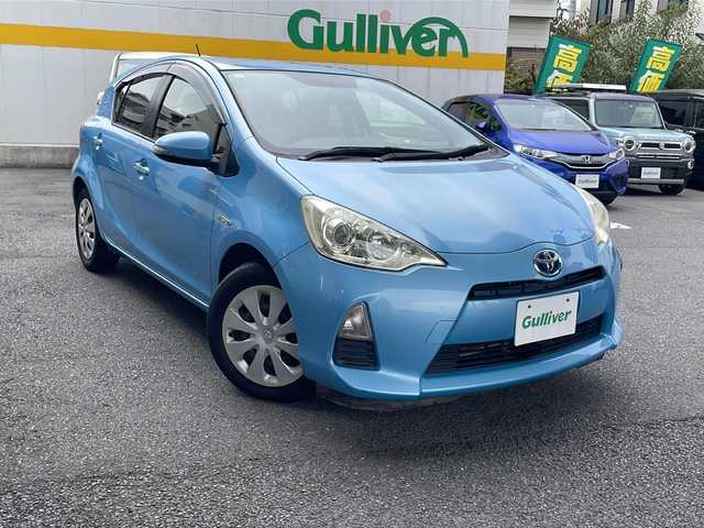 トヨタ アクア S 東京都 2013(平25)年 9.6万km クールソーダメタリック ワンオーナー/純正SDナビ（NSCP-W62）/・ワンセグ/BT/SD/CD/ラジオ/バックカメラ/ビルトインETC/スマートエントリーパッケージ/・スマートエントリー/スタートシステム/・イモビライザー/・コンライト/電動格納ウィンカー付ミラー/ドアバイザー/取扱説明書/新車時保証書