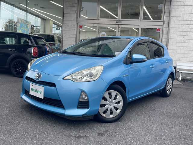 トヨタ アクア S 東京都 2013(平25)年 9.6万km クールソーダメタリック ワンオーナー/純正SDナビ（NSCP-W62）/・ワンセグ/BT/SD/CD/ラジオ/バックカメラ/ビルトインETC/スマートエントリーパッケージ/・スマートエントリー/スタートシステム/・イモビライザー/・コンライト/電動格納ウィンカー付ミラー/ドアバイザー/取扱説明書/新車時保証書