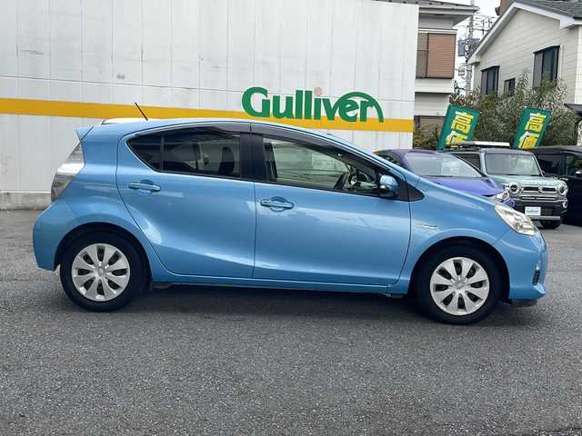 トヨタ アクア S 東京都 2013(平25)年 9.6万km クールソーダメタリック ワンオーナー/純正SDナビ（NSCP-W62）/・ワンセグ/BT/SD/CD/ラジオ/バックカメラ/ビルトインETC/スマートエントリーパッケージ/・スマートエントリー/スタートシステム/・イモビライザー/・コンライト/電動格納ウィンカー付ミラー/ドアバイザー/取扱説明書/新車時保証書