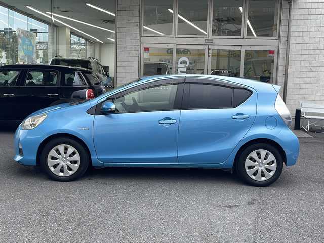 トヨタ アクア S 東京都 2013(平25)年 9.6万km クールソーダメタリック ワンオーナー/純正SDナビ（NSCP-W62）/・ワンセグ/BT/SD/CD/ラジオ/バックカメラ/ビルトインETC/スマートエントリーパッケージ/・スマートエントリー/スタートシステム/・イモビライザー/・コンライト/電動格納ウィンカー付ミラー/ドアバイザー/取扱説明書/新車時保証書