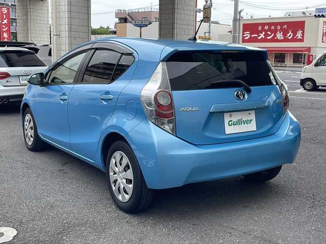トヨタ アクア S 東京都 2013(平25)年 9.6万km クールソーダメタリック ワンオーナー/純正SDナビ（NSCP-W62）/・ワンセグ/BT/SD/CD/ラジオ/バックカメラ/ビルトインETC/スマートエントリーパッケージ/・スマートエントリー/スタートシステム/・イモビライザー/・コンライト/電動格納ウィンカー付ミラー/ドアバイザー/取扱説明書/新車時保証書