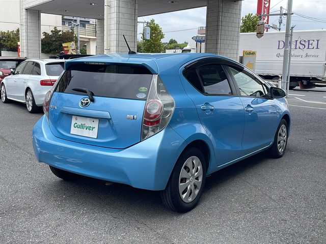 トヨタ アクア S 東京都 2013(平25)年 9.6万km クールソーダメタリック ワンオーナー/純正SDナビ（NSCP-W62）/・ワンセグ/BT/SD/CD/ラジオ/バックカメラ/ビルトインETC/スマートエントリーパッケージ/・スマートエントリー/スタートシステム/・イモビライザー/・コンライト/電動格納ウィンカー付ミラー/ドアバイザー/取扱説明書/新車時保証書