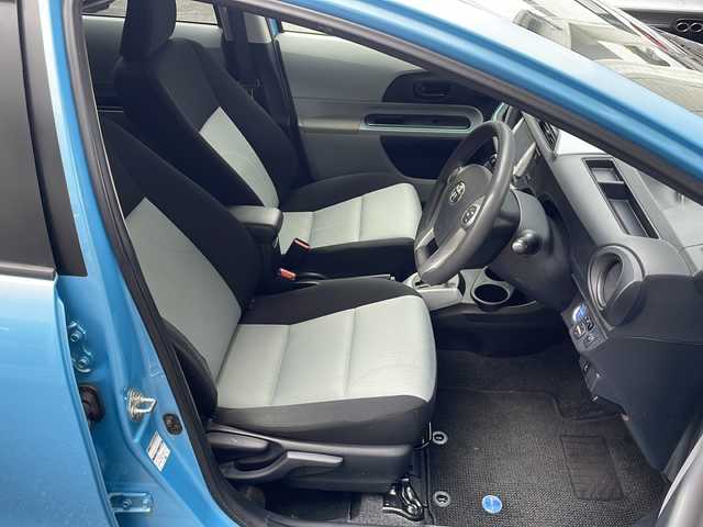 トヨタ アクア S 東京都 2013(平25)年 9.6万km クールソーダメタリック ワンオーナー/純正SDナビ（NSCP-W62）/・ワンセグ/BT/SD/CD/ラジオ/バックカメラ/ビルトインETC/スマートエントリーパッケージ/・スマートエントリー/スタートシステム/・イモビライザー/・コンライト/電動格納ウィンカー付ミラー/ドアバイザー/取扱説明書/新車時保証書