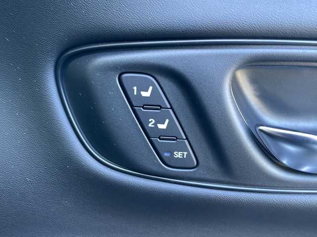 ホンダ ＺＲ－Ｖ ハイブリッド e:HEV Z ブラックスタイル 三重県 2025(令7)年 0.1千km プラチナホワイトパール 登録済未使用車/純正メーカーオプションナビ/AppleCarPlay/AndroidAuto/全周囲カメラ/ワイヤレス充電/ＢＳＭ/本革シート/全席シートヒーター/ステアリングヒーター/パワーシート/メモリーシート/追従クルーズコントロール/レーンキープアシスト/コーナーセンサー/パドルシフト/ステアリングスイッチ/電動リアゲート/スペアキー/SOSコール/先行車発進告知/標識認識システム/衝突被害軽減システム/電子パーキング/LEDライト/オートライト/オートマチックハイビーム/電動格納ミラー/禁煙車