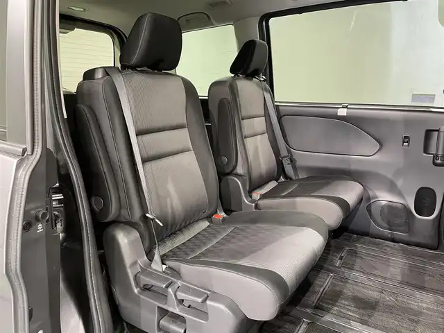 日産 セレナ e－パワー ハイウェイスター V 愛知県 2022(令4)年 6万km ダークメタルグレー/ダイヤモンドブラック 純正１０インチナビ/プロパイロット/アラウンドビューモニター/フリップダウンモニター/両側パワースライドドア/ハンズフリーオートスライドドア/衝突軽減ブレーキ/ブラインドスポットモニター/クリアランスソナー/車線逸脱警報/ハンドルヒーター/シートヒーター/電動パーキングブレーキ/ブレーキホールド/デジタルインナーミラー/ドライブレコーダー/ビルトインETC/アクセサリーソケット/ISOFIX/純正15インチアルミホイール