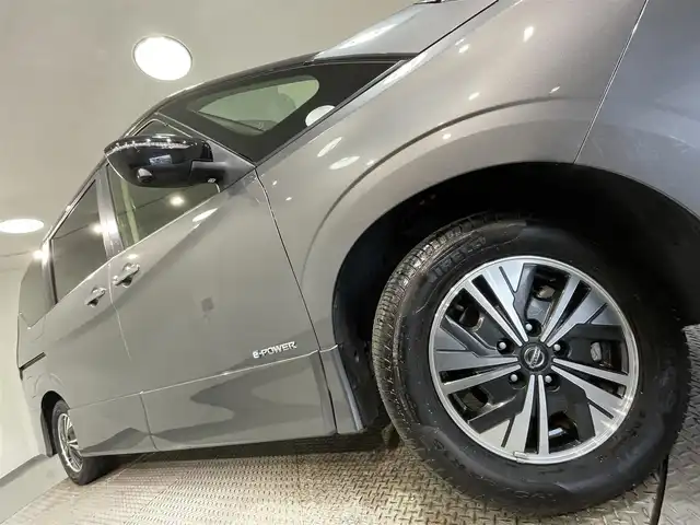 日産 セレナ e－パワー ハイウェイスター V 愛知県 2022(令4)年 6万km ダークメタルグレー/ダイヤモンドブラック 純正１０インチナビ/プロパイロット/アラウンドビューモニター/フリップダウンモニター/両側パワースライドドア/ハンズフリーオートスライドドア/衝突軽減ブレーキ/ブラインドスポットモニター/クリアランスソナー/車線逸脱警報/ハンドルヒーター/シートヒーター/電動パーキングブレーキ/ブレーキホールド/デジタルインナーミラー/ドライブレコーダー/ビルトインETC/アクセサリーソケット/ISOFIX/純正15インチアルミホイール