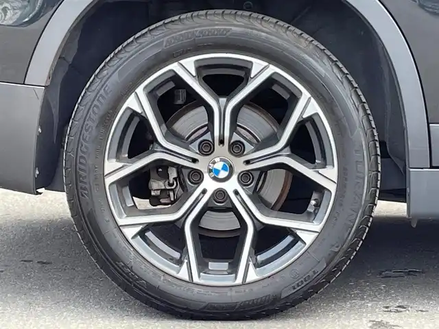 ＢＭＷ Ｘ１ xDrive 18d xライン 青森県 2020(令2)年 3.6万km 黒 /4WD/ディーゼルターボ/レーン・ディパーチャー・ウォーニング/（車線逸脱警告システム）/前車接近警告機能/衝突回避、被害軽減ブレーキ/パークディスタンスコントロール/HDDナビゲーションシステム/　(Bluetooth/USB)/ハイラインパッケージ/　(フロントシートヒーティング)/コンフォートパッケージ/　(オートマチックテールゲート//　電動フロントシート)/ＬＥＤヘッドライト/ミラー一体ＥＴＣ　/前後ドラレコ　/前後コーナーセンサー　/革巻きステア/オーディオ/ステアスイッチ/オートライト/オートワイパー/ヘットライトリベライザー/シルバールーフレール/ヒルクライムアシスト/リア7面スモークフィルム/木目調パネル/W/サイド/カーテンエアバッグ /ABS/スマートキー/保証書/取説