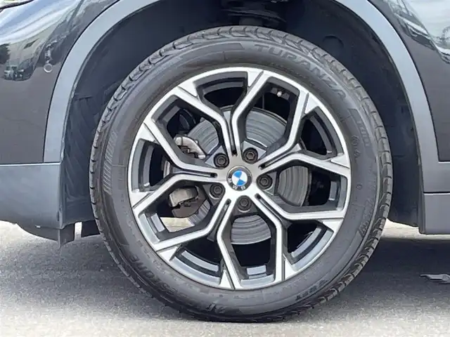 ＢＭＷ Ｘ１ xDrive 18d xライン 青森県 2020(令2)年 3.6万km 黒 /4WD/ディーゼルターボ/レーン・ディパーチャー・ウォーニング/（車線逸脱警告システム）/前車接近警告機能/衝突回避、被害軽減ブレーキ/パークディスタンスコントロール/HDDナビゲーションシステム/　(Bluetooth/USB)/ハイラインパッケージ/　(フロントシートヒーティング)/コンフォートパッケージ/　(オートマチックテールゲート//　電動フロントシート)/ＬＥＤヘッドライト/ミラー一体ＥＴＣ　/前後ドラレコ　/前後コーナーセンサー　/革巻きステア/オーディオ/ステアスイッチ/オートライト/オートワイパー/ヘットライトリベライザー/シルバールーフレール/ヒルクライムアシスト/リア7面スモークフィルム/木目調パネル/W/サイド/カーテンエアバッグ /ABS/スマートキー/保証書/取説