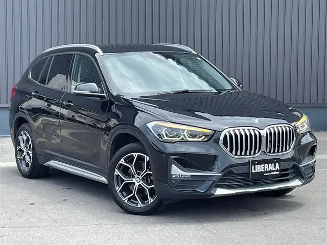 ＢＭＷ Ｘ１ xDrive 18d xライン 青森県 2020(令2)年 3.6万km 黒 /4WD/ディーゼルターボ/レーン・ディパーチャー・ウォーニング/（車線逸脱警告システム）/前車接近警告機能/衝突回避、被害軽減ブレーキ/パークディスタンスコントロール/HDDナビゲーションシステム/　(Bluetooth/USB)/ハイラインパッケージ/　(フロントシートヒーティング)/コンフォートパッケージ/　(オートマチックテールゲート//　電動フロントシート)/ＬＥＤヘッドライト/ミラー一体ＥＴＣ　/前後ドラレコ　/前後コーナーセンサー　/革巻きステア/オーディオ/ステアスイッチ/オートライト/オートワイパー/ヘットライトリベライザー/シルバールーフレール/ヒルクライムアシスト/リア7面スモークフィルム/木目調パネル/W/サイド/カーテンエアバッグ /ABS/スマートキー/保証書/取説