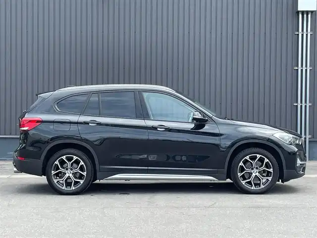 ＢＭＷ Ｘ１ xDrive 18d xライン 青森県 2020(令2)年 3.6万km 黒 /4WD/ディーゼルターボ/レーン・ディパーチャー・ウォーニング/（車線逸脱警告システム）/前車接近警告機能/衝突回避、被害軽減ブレーキ/パークディスタンスコントロール/HDDナビゲーションシステム/　(Bluetooth/USB)/ハイラインパッケージ/　(フロントシートヒーティング)/コンフォートパッケージ/　(オートマチックテールゲート//　電動フロントシート)/ＬＥＤヘッドライト/ミラー一体ＥＴＣ　/前後ドラレコ　/前後コーナーセンサー　/革巻きステア/オーディオ/ステアスイッチ/オートライト/オートワイパー/ヘットライトリベライザー/シルバールーフレール/ヒルクライムアシスト/リア7面スモークフィルム/木目調パネル/W/サイド/カーテンエアバッグ /ABS/スマートキー/保証書/取説