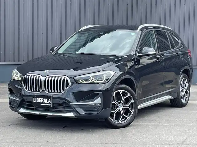 ＢＭＷ Ｘ１ xDrive 18d xライン 青森県 2020(令2)年 3.6万km 黒 /4WD/ディーゼルターボ/レーン・ディパーチャー・ウォーニング/（車線逸脱警告システム）/前車接近警告機能/衝突回避、被害軽減ブレーキ/パークディスタンスコントロール/HDDナビゲーションシステム/　(Bluetooth/USB)/ハイラインパッケージ/　(フロントシートヒーティング)/コンフォートパッケージ/　(オートマチックテールゲート//　電動フロントシート)/ＬＥＤヘッドライト/ミラー一体ＥＴＣ　/前後ドラレコ　/前後コーナーセンサー　/革巻きステア/オーディオ/ステアスイッチ/オートライト/オートワイパー/ヘットライトリベライザー/シルバールーフレール/ヒルクライムアシスト/リア7面スモークフィルム/木目調パネル/W/サイド/カーテンエアバッグ /ABS/スマートキー/保証書/取説