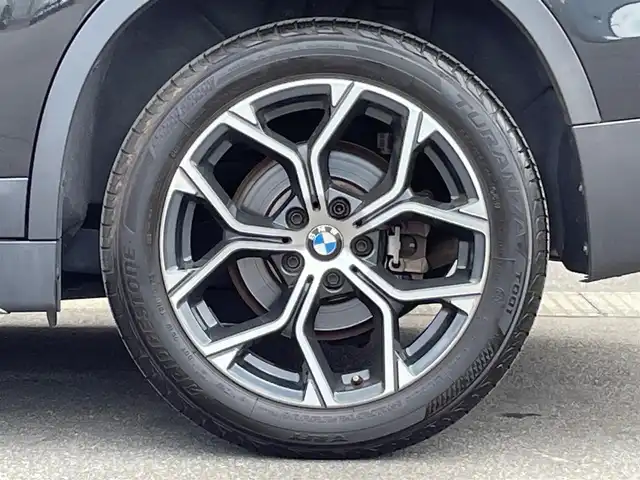 ＢＭＷ Ｘ１ xDrive 18d xライン 青森県 2020(令2)年 3.6万km 黒 /4WD/ディーゼルターボ/レーン・ディパーチャー・ウォーニング/（車線逸脱警告システム）/前車接近警告機能/衝突回避、被害軽減ブレーキ/パークディスタンスコントロール/HDDナビゲーションシステム/　(Bluetooth/USB)/ハイラインパッケージ/　(フロントシートヒーティング)/コンフォートパッケージ/　(オートマチックテールゲート//　電動フロントシート)/ＬＥＤヘッドライト/ミラー一体ＥＴＣ　/前後ドラレコ　/前後コーナーセンサー　/革巻きステア/オーディオ/ステアスイッチ/オートライト/オートワイパー/ヘットライトリベライザー/シルバールーフレール/ヒルクライムアシスト/リア7面スモークフィルム/木目調パネル/W/サイド/カーテンエアバッグ /ABS/スマートキー/保証書/取説