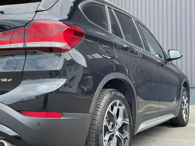 ＢＭＷ Ｘ１ xDrive 18d xライン 青森県 2020(令2)年 3.6万km 黒 /4WD/ディーゼルターボ/レーン・ディパーチャー・ウォーニング/（車線逸脱警告システム）/前車接近警告機能/衝突回避、被害軽減ブレーキ/パークディスタンスコントロール/HDDナビゲーションシステム/　(Bluetooth/USB)/ハイラインパッケージ/　(フロントシートヒーティング)/コンフォートパッケージ/　(オートマチックテールゲート//　電動フロントシート)/ＬＥＤヘッドライト/ミラー一体ＥＴＣ　/前後ドラレコ　/前後コーナーセンサー　/革巻きステア/オーディオ/ステアスイッチ/オートライト/オートワイパー/ヘットライトリベライザー/シルバールーフレール/ヒルクライムアシスト/リア7面スモークフィルム/木目調パネル/W/サイド/カーテンエアバッグ /ABS/スマートキー/保証書/取説