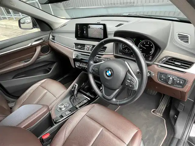 ＢＭＷ Ｘ１ xDrive 18d xライン 青森県 2020(令2)年 3.6万km 黒 /4WD/ディーゼルターボ/レーン・ディパーチャー・ウォーニング/（車線逸脱警告システム）/前車接近警告機能/衝突回避、被害軽減ブレーキ/パークディスタンスコントロール/HDDナビゲーションシステム/　(Bluetooth/USB)/ハイラインパッケージ/　(フロントシートヒーティング)/コンフォートパッケージ/　(オートマチックテールゲート//　電動フロントシート)/ＬＥＤヘッドライト/ミラー一体ＥＴＣ　/前後ドラレコ　/前後コーナーセンサー　/革巻きステア/オーディオ/ステアスイッチ/オートライト/オートワイパー/ヘットライトリベライザー/シルバールーフレール/ヒルクライムアシスト/リア7面スモークフィルム/木目調パネル/W/サイド/カーテンエアバッグ /ABS/スマートキー/保証書/取説