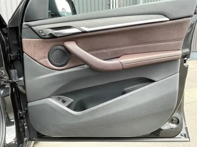 ＢＭＷ Ｘ１ xDrive 18d xライン 青森県 2020(令2)年 3.6万km 黒 /4WD/ディーゼルターボ/レーン・ディパーチャー・ウォーニング/（車線逸脱警告システム）/前車接近警告機能/衝突回避、被害軽減ブレーキ/パークディスタンスコントロール/HDDナビゲーションシステム/　(Bluetooth/USB)/ハイラインパッケージ/　(フロントシートヒーティング)/コンフォートパッケージ/　(オートマチックテールゲート//　電動フロントシート)/ＬＥＤヘッドライト/ミラー一体ＥＴＣ　/前後ドラレコ　/前後コーナーセンサー　/革巻きステア/オーディオ/ステアスイッチ/オートライト/オートワイパー/ヘットライトリベライザー/シルバールーフレール/ヒルクライムアシスト/リア7面スモークフィルム/木目調パネル/W/サイド/カーテンエアバッグ /ABS/スマートキー/保証書/取説