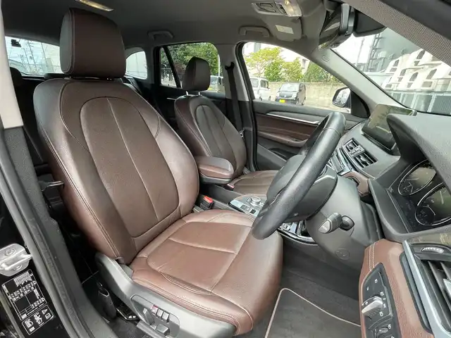 ＢＭＷ Ｘ１ xDrive 18d xライン 青森県 2020(令2)年 3.6万km 黒 /4WD/ディーゼルターボ/レーン・ディパーチャー・ウォーニング/（車線逸脱警告システム）/前車接近警告機能/衝突回避、被害軽減ブレーキ/パークディスタンスコントロール/HDDナビゲーションシステム/　(Bluetooth/USB)/ハイラインパッケージ/　(フロントシートヒーティング)/コンフォートパッケージ/　(オートマチックテールゲート//　電動フロントシート)/ＬＥＤヘッドライト/ミラー一体ＥＴＣ　/前後ドラレコ　/前後コーナーセンサー　/革巻きステア/オーディオ/ステアスイッチ/オートライト/オートワイパー/ヘットライトリベライザー/シルバールーフレール/ヒルクライムアシスト/リア7面スモークフィルム/木目調パネル/W/サイド/カーテンエアバッグ /ABS/スマートキー/保証書/取説