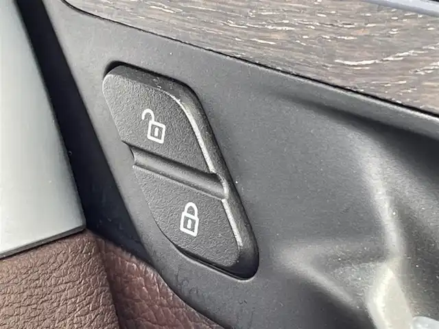 ＢＭＷ Ｘ１ xDrive 18d xライン 青森県 2020(令2)年 3.6万km 黒 /4WD/ディーゼルターボ/レーン・ディパーチャー・ウォーニング/（車線逸脱警告システム）/前車接近警告機能/衝突回避、被害軽減ブレーキ/パークディスタンスコントロール/HDDナビゲーションシステム/　(Bluetooth/USB)/ハイラインパッケージ/　(フロントシートヒーティング)/コンフォートパッケージ/　(オートマチックテールゲート//　電動フロントシート)/ＬＥＤヘッドライト/ミラー一体ＥＴＣ　/前後ドラレコ　/前後コーナーセンサー　/革巻きステア/オーディオ/ステアスイッチ/オートライト/オートワイパー/ヘットライトリベライザー/シルバールーフレール/ヒルクライムアシスト/リア7面スモークフィルム/木目調パネル/W/サイド/カーテンエアバッグ /ABS/スマートキー/保証書/取説