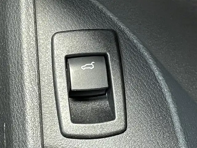 ＢＭＷ Ｘ１ xDrive 18d xライン 青森県 2020(令2)年 3.6万km 黒 /4WD/ディーゼルターボ/レーン・ディパーチャー・ウォーニング/（車線逸脱警告システム）/前車接近警告機能/衝突回避、被害軽減ブレーキ/パークディスタンスコントロール/HDDナビゲーションシステム/　(Bluetooth/USB)/ハイラインパッケージ/　(フロントシートヒーティング)/コンフォートパッケージ/　(オートマチックテールゲート//　電動フロントシート)/ＬＥＤヘッドライト/ミラー一体ＥＴＣ　/前後ドラレコ　/前後コーナーセンサー　/革巻きステア/オーディオ/ステアスイッチ/オートライト/オートワイパー/ヘットライトリベライザー/シルバールーフレール/ヒルクライムアシスト/リア7面スモークフィルム/木目調パネル/W/サイド/カーテンエアバッグ /ABS/スマートキー/保証書/取説