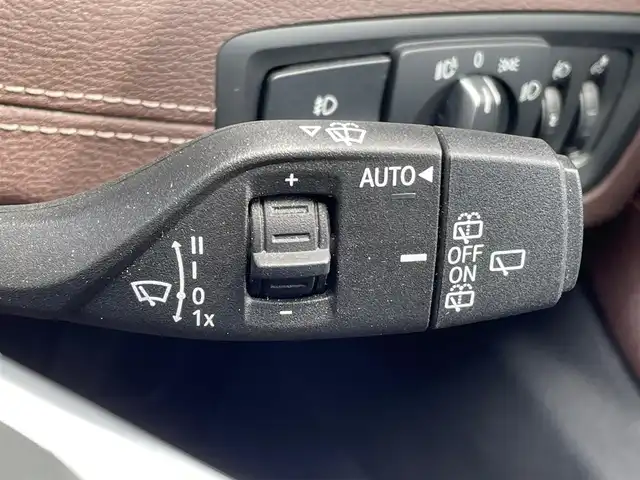 ＢＭＷ Ｘ１ xDrive 18d xライン 青森県 2020(令2)年 3.6万km 黒 /4WD/ディーゼルターボ/レーン・ディパーチャー・ウォーニング/（車線逸脱警告システム）/前車接近警告機能/衝突回避、被害軽減ブレーキ/パークディスタンスコントロール/HDDナビゲーションシステム/　(Bluetooth/USB)/ハイラインパッケージ/　(フロントシートヒーティング)/コンフォートパッケージ/　(オートマチックテールゲート//　電動フロントシート)/ＬＥＤヘッドライト/ミラー一体ＥＴＣ　/前後ドラレコ　/前後コーナーセンサー　/革巻きステア/オーディオ/ステアスイッチ/オートライト/オートワイパー/ヘットライトリベライザー/シルバールーフレール/ヒルクライムアシスト/リア7面スモークフィルム/木目調パネル/W/サイド/カーテンエアバッグ /ABS/スマートキー/保証書/取説