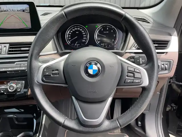 ＢＭＷ Ｘ１ xDrive 18d xライン 青森県 2020(令2)年 3.6万km 黒 /4WD/ディーゼルターボ/レーン・ディパーチャー・ウォーニング/（車線逸脱警告システム）/前車接近警告機能/衝突回避、被害軽減ブレーキ/パークディスタンスコントロール/HDDナビゲーションシステム/　(Bluetooth/USB)/ハイラインパッケージ/　(フロントシートヒーティング)/コンフォートパッケージ/　(オートマチックテールゲート//　電動フロントシート)/ＬＥＤヘッドライト/ミラー一体ＥＴＣ　/前後ドラレコ　/前後コーナーセンサー　/革巻きステア/オーディオ/ステアスイッチ/オートライト/オートワイパー/ヘットライトリベライザー/シルバールーフレール/ヒルクライムアシスト/リア7面スモークフィルム/木目調パネル/W/サイド/カーテンエアバッグ /ABS/スマートキー/保証書/取説