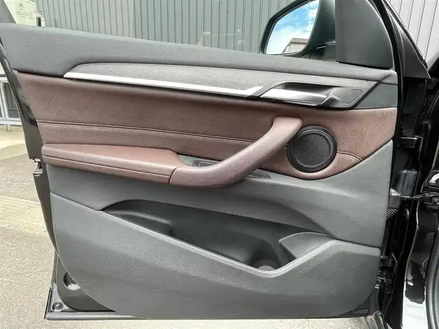 ＢＭＷ Ｘ１ xDrive 18d xライン 青森県 2020(令2)年 3.6万km 黒 /4WD/ディーゼルターボ/レーン・ディパーチャー・ウォーニング/（車線逸脱警告システム）/前車接近警告機能/衝突回避、被害軽減ブレーキ/パークディスタンスコントロール/HDDナビゲーションシステム/　(Bluetooth/USB)/ハイラインパッケージ/　(フロントシートヒーティング)/コンフォートパッケージ/　(オートマチックテールゲート//　電動フロントシート)/ＬＥＤヘッドライト/ミラー一体ＥＴＣ　/前後ドラレコ　/前後コーナーセンサー　/革巻きステア/オーディオ/ステアスイッチ/オートライト/オートワイパー/ヘットライトリベライザー/シルバールーフレール/ヒルクライムアシスト/リア7面スモークフィルム/木目調パネル/W/サイド/カーテンエアバッグ /ABS/スマートキー/保証書/取説