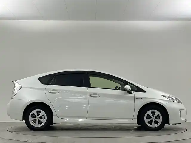 トヨタ プリウス G 埼玉県 2014(平26)年 7万km ホワイトパールクリスタルシャイン 純正８型ナビ　Ｂｌｕｅｔｏｏｔｈ　フルセグＴＶ　バックカメラ　クルーズコントロール　パワーシート　ハーフレザーシート　オートライト HIDヘッドライト 純正15インチアルミホイール ETC