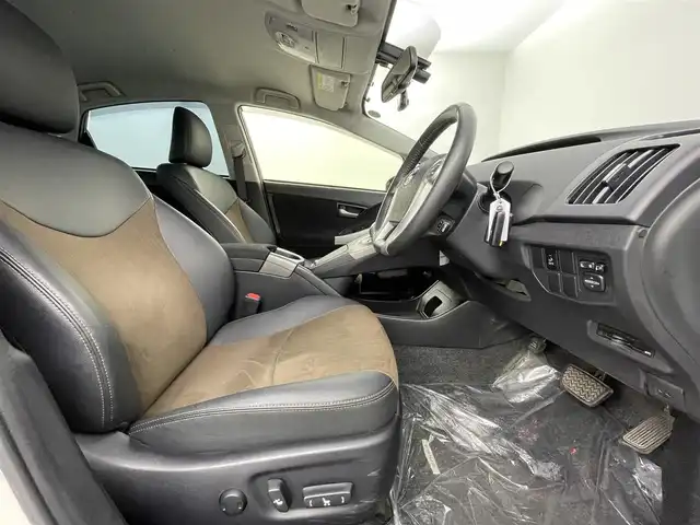 トヨタ プリウス G 埼玉県 2014(平26)年 7万km ホワイトパールクリスタルシャイン 純正８型ナビ　Ｂｌｕｅｔｏｏｔｈ　フルセグＴＶ　バックカメラ　クルーズコントロール　パワーシート　ハーフレザーシート　オートライト HIDヘッドライト 純正15インチアルミホイール ETC