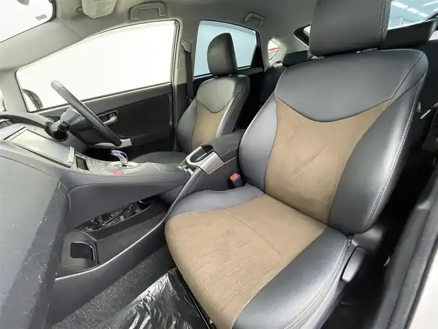 トヨタ プリウス G 埼玉県 2014(平26)年 7万km ホワイトパールクリスタルシャイン 純正８型ナビ　Ｂｌｕｅｔｏｏｔｈ　フルセグＴＶ　バックカメラ　クルーズコントロール　パワーシート　ハーフレザーシート　オートライト HIDヘッドライト 純正15インチアルミホイール ETC