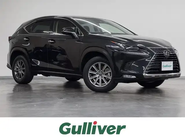 レクサス ＮＸ 300h Iパッケージ 三重県 2020(令2)年 3.2万km グラファイトブラックガラスフレーク ハイブリッド/FF/MTモード付フロアCVT/純正 10.3インチナビ/（AM/FM/CD/DVD/Blu-ray/SDREC/SD/USB/iPod/Bluetooth/Miracast/AUX/TV）/パノラミックビューモニター（シースルービュー機能付）*/ドライブレコーダー 前方/ETC2.0/LEXUS Safety Sytem＋/●プリクラッシュセーフティ/●レーンディパーチャーアラート/●アダプティブハイビームシステム*/●レーダークルコン（全車速追従機能付）/・パーキングサポートブレーキ（静止物）*/・ブラインドスポットモニター＆リヤクロストラフィックアラート*/・先行車発進告知機能/など/装備/・3眼フルLEDヘッドランプ*/・L-tex（合皮）シート：『ダークローズ』色/・オーナメントパネル：『ダークフィルム』/・パワーバックドア/・シートヒーター（D/N）/・ステアリングヒーター/・パワーシート（D8way：ポジションメモリー＆ランバーサポート付/N8way）/・電子パーキングブレーキ＆ブレーキホールド/・雨滴感応式フロントワイパー/・パドルシフト/・オートライト/・純正17inAW/・スマートキーx1/・保/取/ナビ取/など/*…メーカーOP