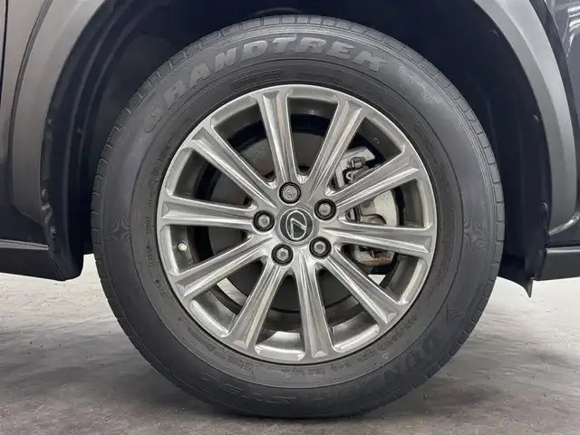 レクサス ＮＸ 300h Iパッケージ 三重県 2020(令2)年 3.2万km グラファイトブラックガラスフレーク ハイブリッド/FF/MTモード付フロアCVT/純正 10.3インチナビ/（AM/FM/CD/DVD/Blu-ray/SDREC/SD/USB/iPod/Bluetooth/Miracast/AUX/TV）/パノラミックビューモニター（シースルービュー機能付）*/ドライブレコーダー 前方/ETC2.0/LEXUS Safety Sytem＋/●プリクラッシュセーフティ/●レーンディパーチャーアラート/●アダプティブハイビームシステム*/●レーダークルコン（全車速追従機能付）/・パーキングサポートブレーキ（静止物）*/・ブラインドスポットモニター＆リヤクロストラフィックアラート*/・先行車発進告知機能/など/装備/・3眼フルLEDヘッドランプ*/・L-tex（合皮）シート：『ダークローズ』色/・オーナメントパネル：『ダークフィルム』/・パワーバックドア/・シートヒーター（D/N）/・ステアリングヒーター/・パワーシート（D8way：ポジションメモリー＆ランバーサポート付/N8way）/・電子パーキングブレーキ＆ブレーキホールド/・雨滴感応式フロントワイパー/・パドルシフト/・オートライト/・純正17inAW/・スマートキーx1/・保/取/ナビ取/など/*…メーカーOP