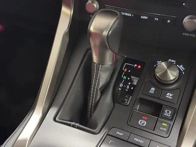 レクサス ＮＸ 300h Iパッケージ 三重県 2020(令2)年 3.2万km グラファイトブラックガラスフレーク ハイブリッド/FF/MTモード付フロアCVT/純正 10.3インチナビ/（AM/FM/CD/DVD/Blu-ray/SDREC/SD/USB/iPod/Bluetooth/Miracast/AUX/TV）/パノラミックビューモニター（シースルービュー機能付）*/ドライブレコーダー 前方/ETC2.0/LEXUS Safety Sytem＋/●プリクラッシュセーフティ/●レーンディパーチャーアラート/●アダプティブハイビームシステム*/●レーダークルコン（全車速追従機能付）/・パーキングサポートブレーキ（静止物）*/・ブラインドスポットモニター＆リヤクロストラフィックアラート*/・先行車発進告知機能/など/装備/・3眼フルLEDヘッドランプ*/・L-tex（合皮）シート：『ダークローズ』色/・オーナメントパネル：『ダークフィルム』/・パワーバックドア/・シートヒーター（D/N）/・ステアリングヒーター/・パワーシート（D8way：ポジションメモリー＆ランバーサポート付/N8way）/・電子パーキングブレーキ＆ブレーキホールド/・雨滴感応式フロントワイパー/・パドルシフト/・オートライト/・純正17inAW/・スマートキーx1/・保/取/ナビ取/など/*…メーカーOP