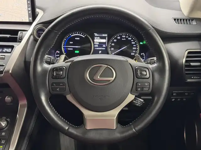 レクサス ＮＸ 300h Iパッケージ 三重県 2020(令2)年 3.2万km グラファイトブラックガラスフレーク ハイブリッド/FF/MTモード付フロアCVT/純正 10.3インチナビ/（AM/FM/CD/DVD/Blu-ray/SDREC/SD/USB/iPod/Bluetooth/Miracast/AUX/TV）/パノラミックビューモニター（シースルービュー機能付）*/ドライブレコーダー 前方/ETC2.0/LEXUS Safety Sytem＋/●プリクラッシュセーフティ/●レーンディパーチャーアラート/●アダプティブハイビームシステム*/●レーダークルコン（全車速追従機能付）/・パーキングサポートブレーキ（静止物）*/・ブラインドスポットモニター＆リヤクロストラフィックアラート*/・先行車発進告知機能/など/装備/・3眼フルLEDヘッドランプ*/・L-tex（合皮）シート：『ダークローズ』色/・オーナメントパネル：『ダークフィルム』/・パワーバックドア/・シートヒーター（D/N）/・ステアリングヒーター/・パワーシート（D8way：ポジションメモリー＆ランバーサポート付/N8way）/・電子パーキングブレーキ＆ブレーキホールド/・雨滴感応式フロントワイパー/・パドルシフト/・オートライト/・純正17inAW/・スマートキーx1/・保/取/ナビ取/など/*…メーカーOP