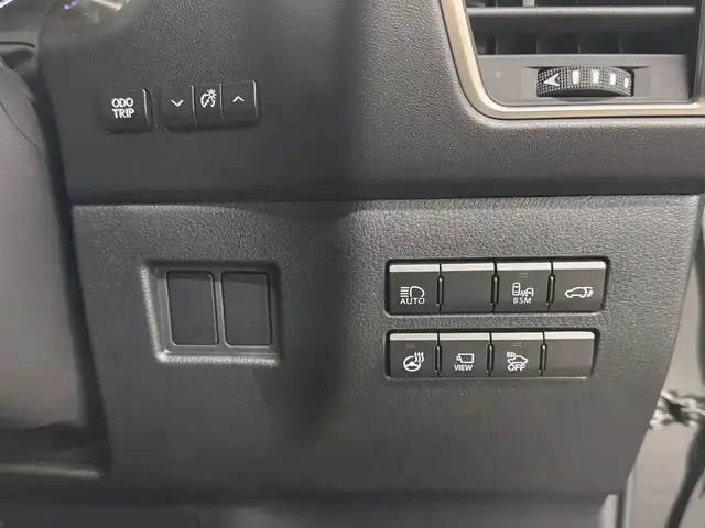 レクサス ＮＸ 300h Iパッケージ 三重県 2020(令2)年 3.2万km グラファイトブラックガラスフレーク ハイブリッド/FF/MTモード付フロアCVT/純正 10.3インチナビ/（AM/FM/CD/DVD/Blu-ray/SDREC/SD/USB/iPod/Bluetooth/Miracast/AUX/TV）/パノラミックビューモニター（シースルービュー機能付）*/ドライブレコーダー 前方/ETC2.0/LEXUS Safety Sytem＋/●プリクラッシュセーフティ/●レーンディパーチャーアラート/●アダプティブハイビームシステム*/●レーダークルコン（全車速追従機能付）/・パーキングサポートブレーキ（静止物）*/・ブラインドスポットモニター＆リヤクロストラフィックアラート*/・先行車発進告知機能/など/装備/・3眼フルLEDヘッドランプ*/・L-tex（合皮）シート：『ダークローズ』色/・オーナメントパネル：『ダークフィルム』/・パワーバックドア/・シートヒーター（D/N）/・ステアリングヒーター/・パワーシート（D8way：ポジションメモリー＆ランバーサポート付/N8way）/・電子パーキングブレーキ＆ブレーキホールド/・雨滴感応式フロントワイパー/・パドルシフト/・オートライト/・純正17inAW/・スマートキーx1/・保/取/ナビ取/など/*…メーカーOP