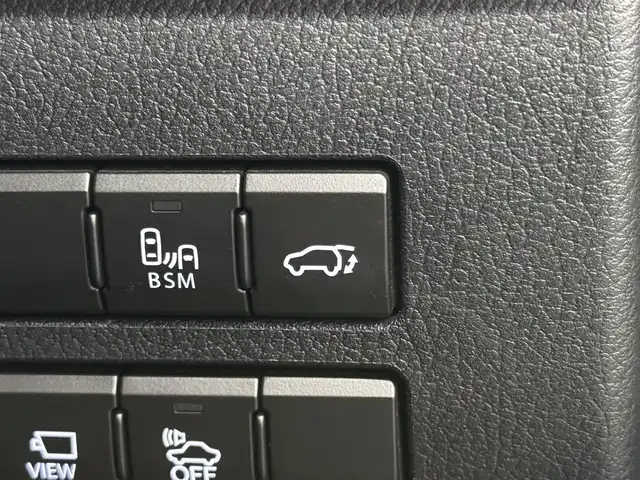 レクサス ＮＸ 300h Iパッケージ 三重県 2020(令2)年 3.2万km グラファイトブラックガラスフレーク ハイブリッド/FF/MTモード付フロアCVT/純正 10.3インチナビ/（AM/FM/CD/DVD/Blu-ray/SDREC/SD/USB/iPod/Bluetooth/Miracast/AUX/TV）/パノラミックビューモニター（シースルービュー機能付）*/ドライブレコーダー 前方/ETC2.0/LEXUS Safety Sytem＋/●プリクラッシュセーフティ/●レーンディパーチャーアラート/●アダプティブハイビームシステム*/●レーダークルコン（全車速追従機能付）/・パーキングサポートブレーキ（静止物）*/・ブラインドスポットモニター＆リヤクロストラフィックアラート*/・先行車発進告知機能/など/装備/・3眼フルLEDヘッドランプ*/・L-tex（合皮）シート：『ダークローズ』色/・オーナメントパネル：『ダークフィルム』/・パワーバックドア/・シートヒーター（D/N）/・ステアリングヒーター/・パワーシート（D8way：ポジションメモリー＆ランバーサポート付/N8way）/・電子パーキングブレーキ＆ブレーキホールド/・雨滴感応式フロントワイパー/・パドルシフト/・オートライト/・純正17inAW/・スマートキーx1/・保/取/ナビ取/など/*…メーカーOP